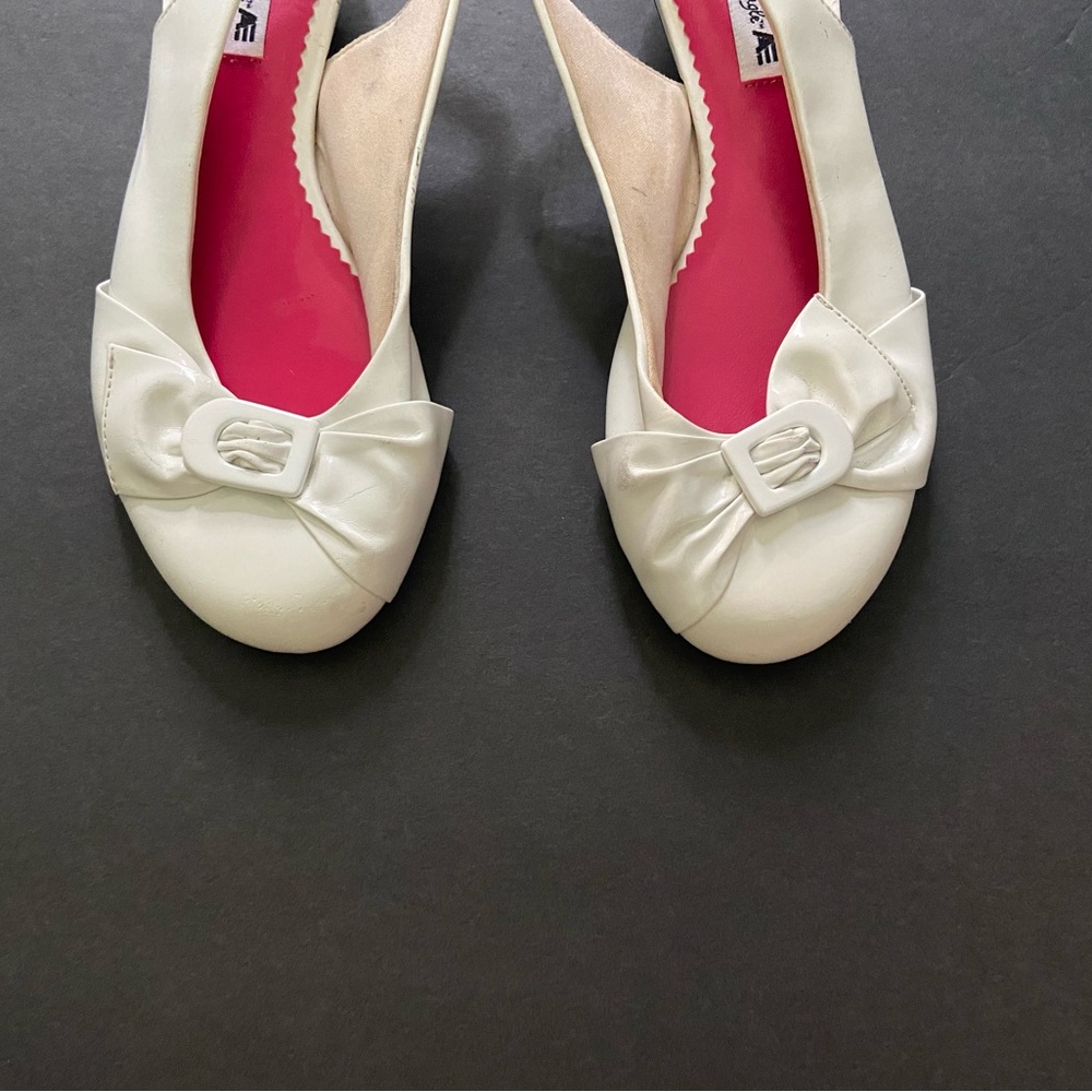 White American Eagle short/kitten heel, size 7W
